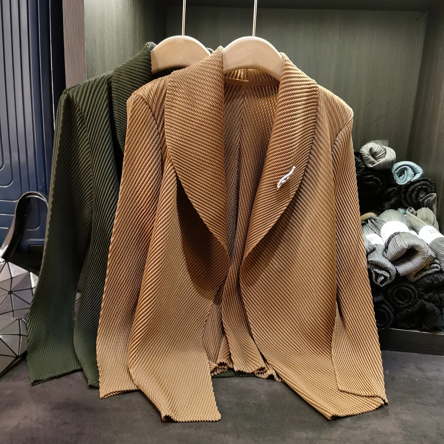 High-end Miyake Pleated Jacket Plisse Blazer Women Pleat Summer Simple Solid Fold Hundred Loose Large Size Pleats Tops
High-end Miyake Pleated Jacket Plisse Blazer Women Pleat Summer Simple Solid Fold Hundred Loose Large Size Pleats Tops