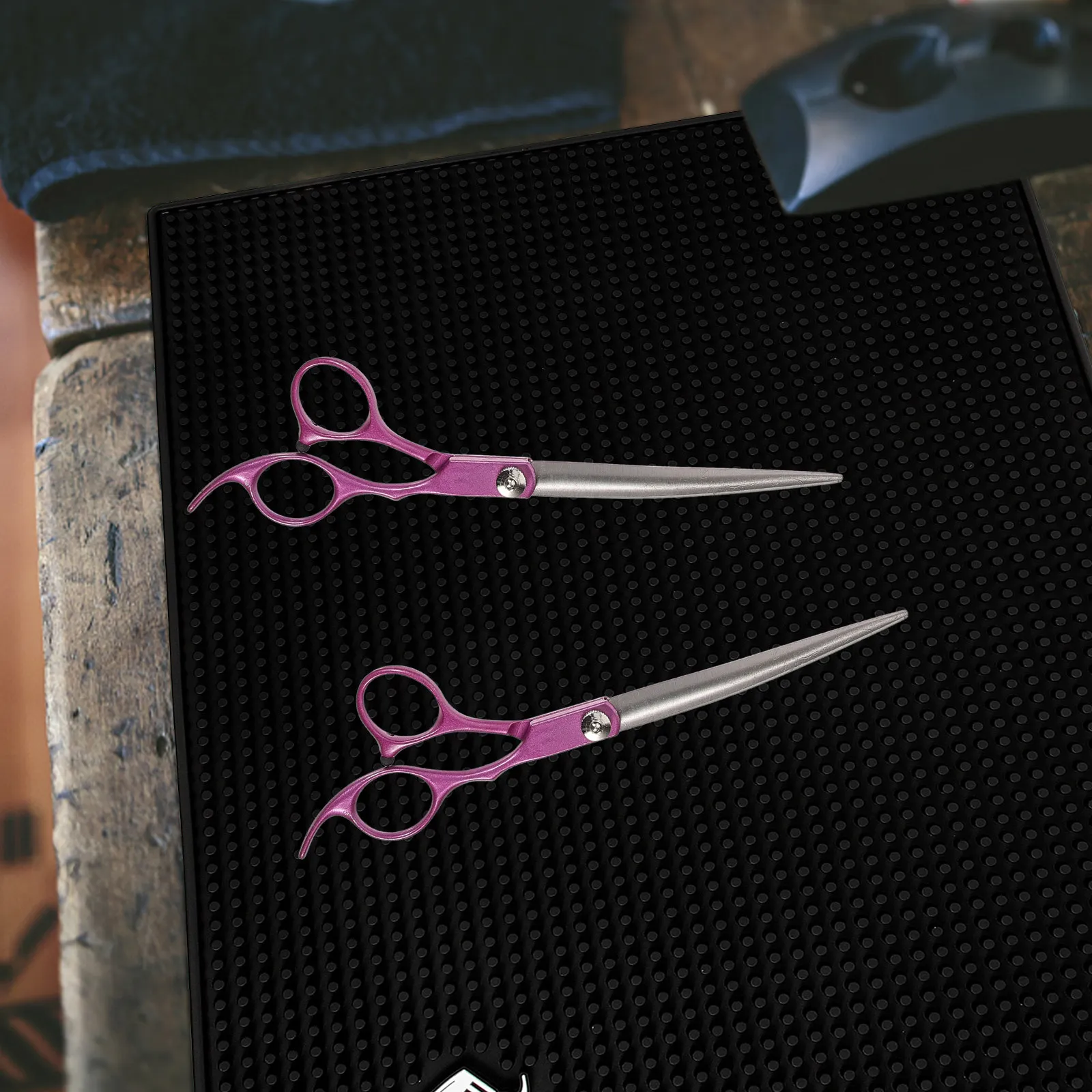 Silicone Barber Station Mat Flexible Non Slip Clipper Holder Organizer Mat for Hair Salon Hair Styling Tools Scissors Brushes
Silicone Barber Station Mat Flexible Non Slip Clipper Holder Organizer Mat for Hair Salon Hair Styling Tools Scissors Brushes