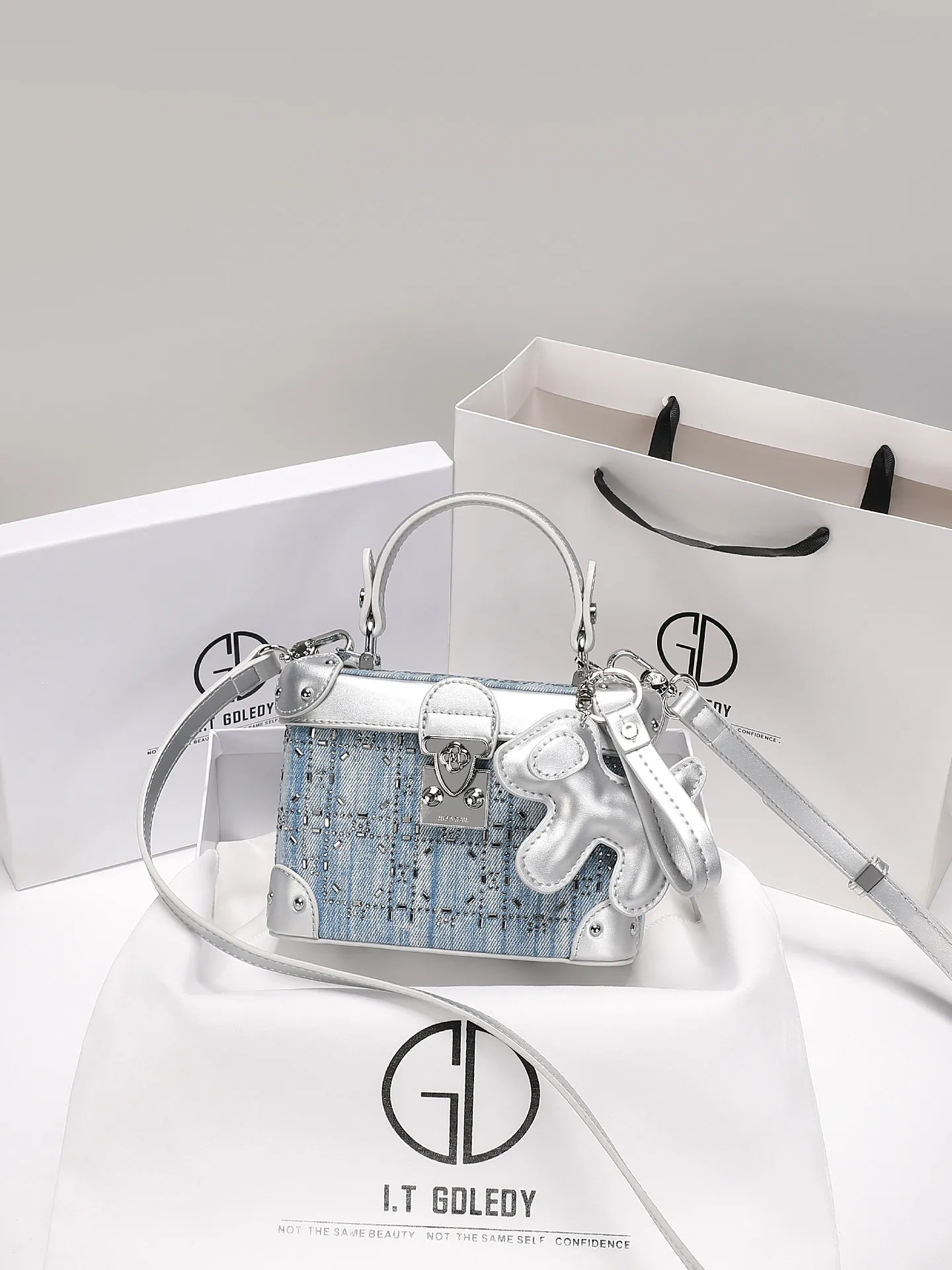 Luxury and Fashion Handheld Box Bag with Beautiful Diamond Decoration and Delicate Pendant 2026 Women Newly Trendy Crossbody Bag
Luxury and Fashion Handheld Box Bag with Beautiful Diamond Decoration and Delicate Pendant 2026 Women Newly Trendy Crossbody Bag