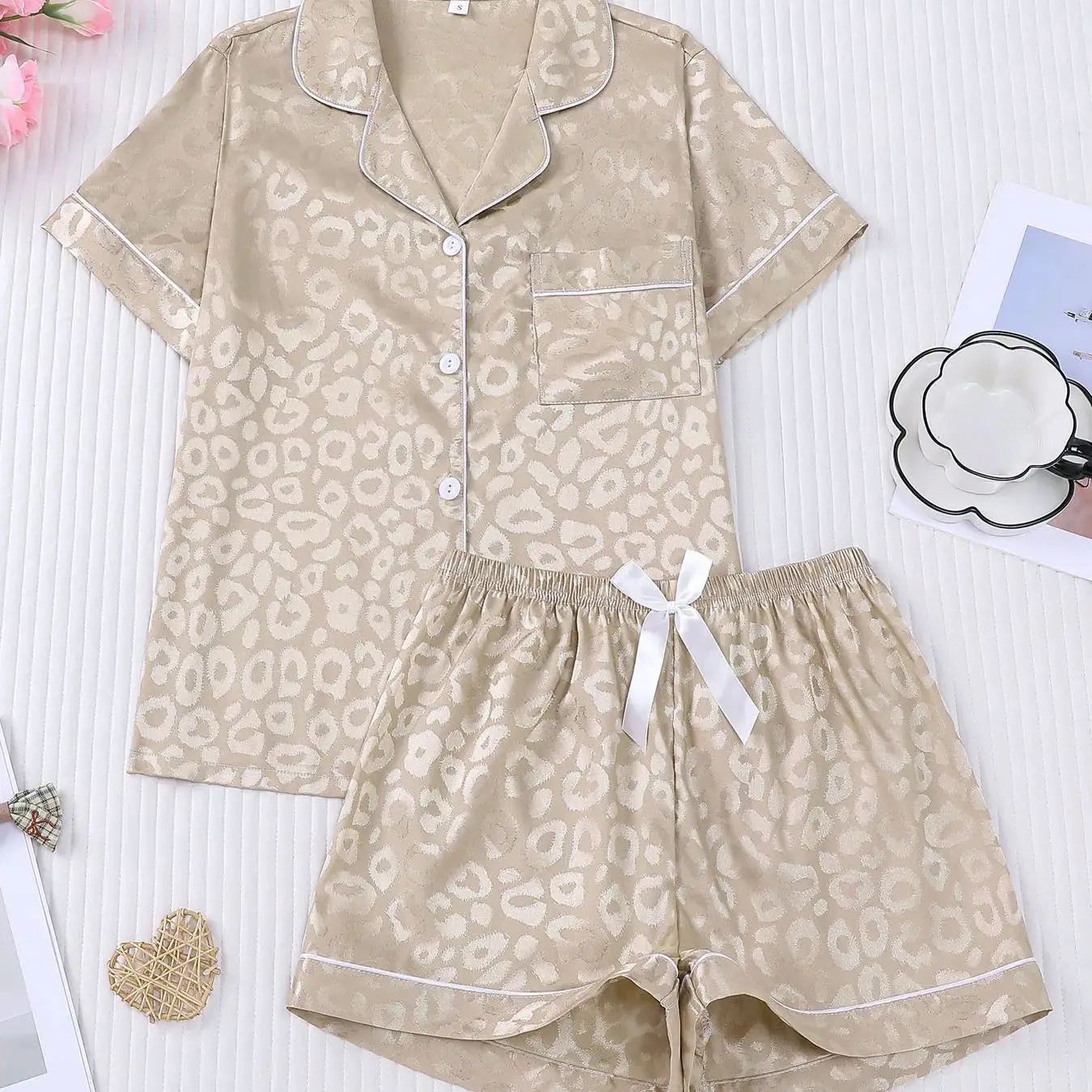 Women's champagne gold dark leopard print ice silk pajamas with collars and short sleeved shorts can be worn as a two-piece home
Women's champagne gold dark leopard print ice silk pajamas with collars and short sleeved shorts can be worn as a two-piece home