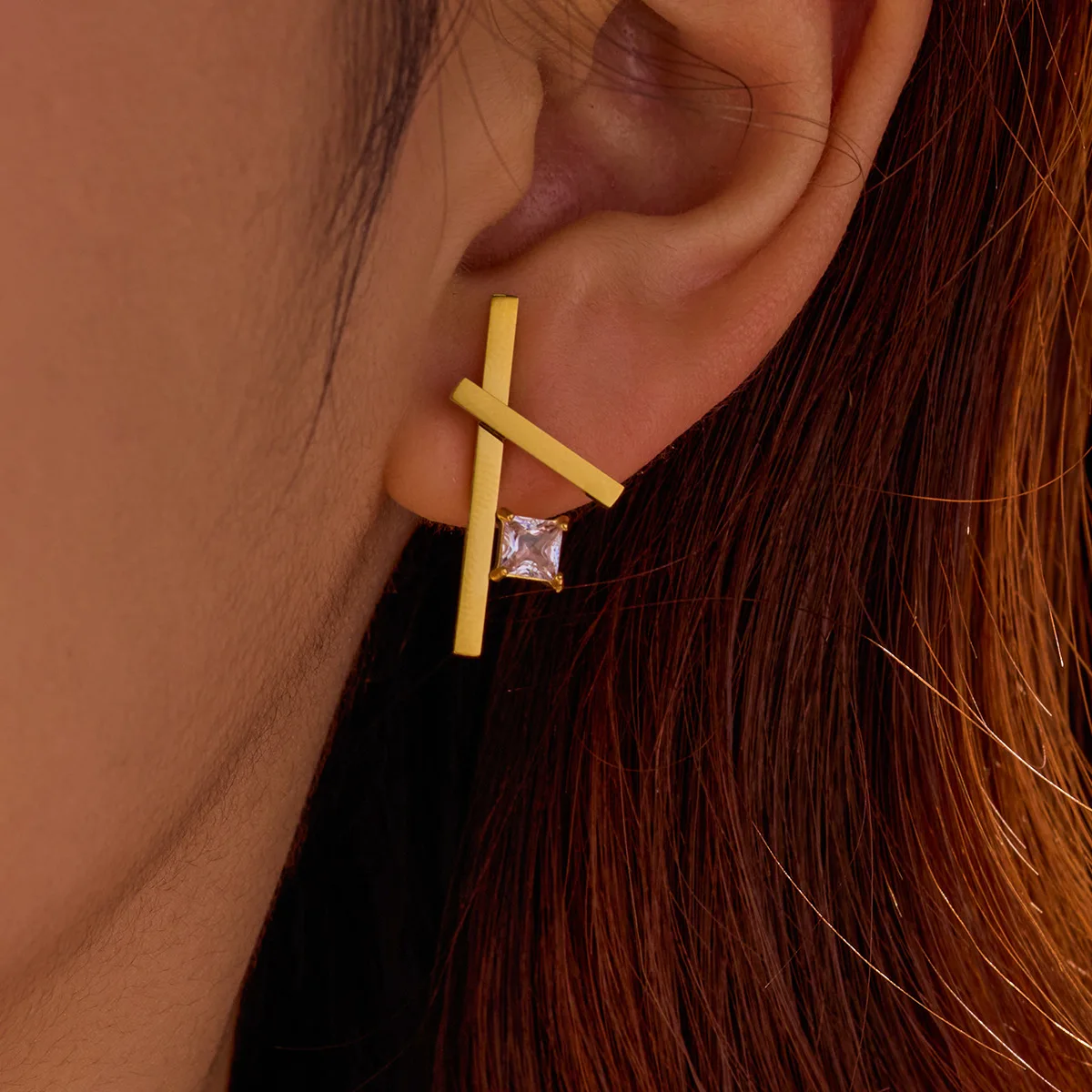 European American Fashion Golden Color Line Inlaid Zircon Stainless Steel Earrings For Women Simple Creative Versatile Jewelry
European American Fashion Golden Color Line Inlaid Zircon Stainless Steel Earrings For Women Simple Creative Versatile Jewelry