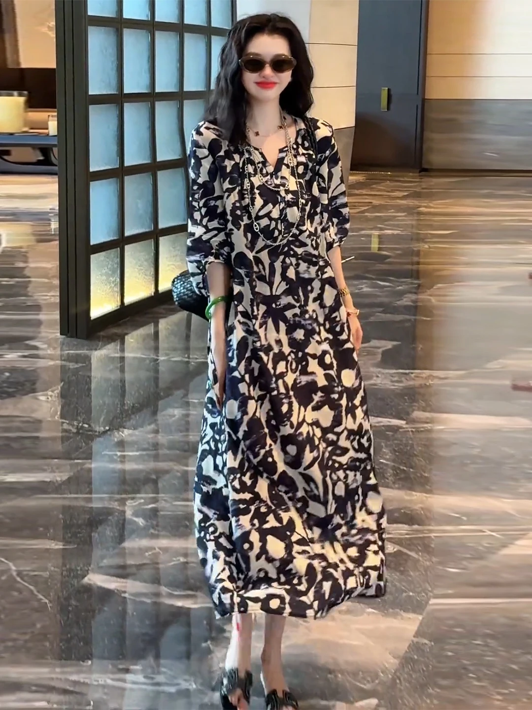 Unique V-Neck Long Dress Women's Summer New Style A-Line Skirt Slimming High Waist Vintage Sleeveless Dress Elegant Fashion
Unique V-Neck Long Dress Women's Summer New Style A-Line Skirt Slimming High Waist Vintage Sleeveless Dress Elegant Fashion