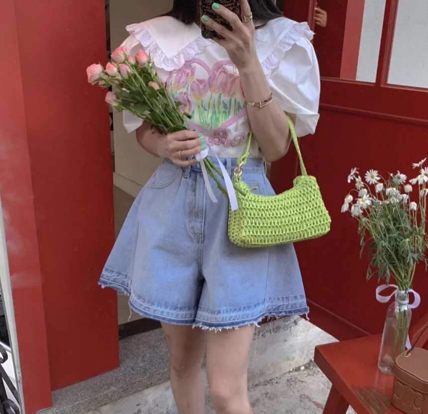 High Waist Bell Bottom Denim Jeans Women's Vintage Washed Wide Leg Slimming Design Sensation Frayed Umbrella Swing Shorts
High Waist Bell Bottom Denim Jeans Women's Vintage Washed Wide Leg Slimming Design Sensation Frayed Umbrella Swing Shorts