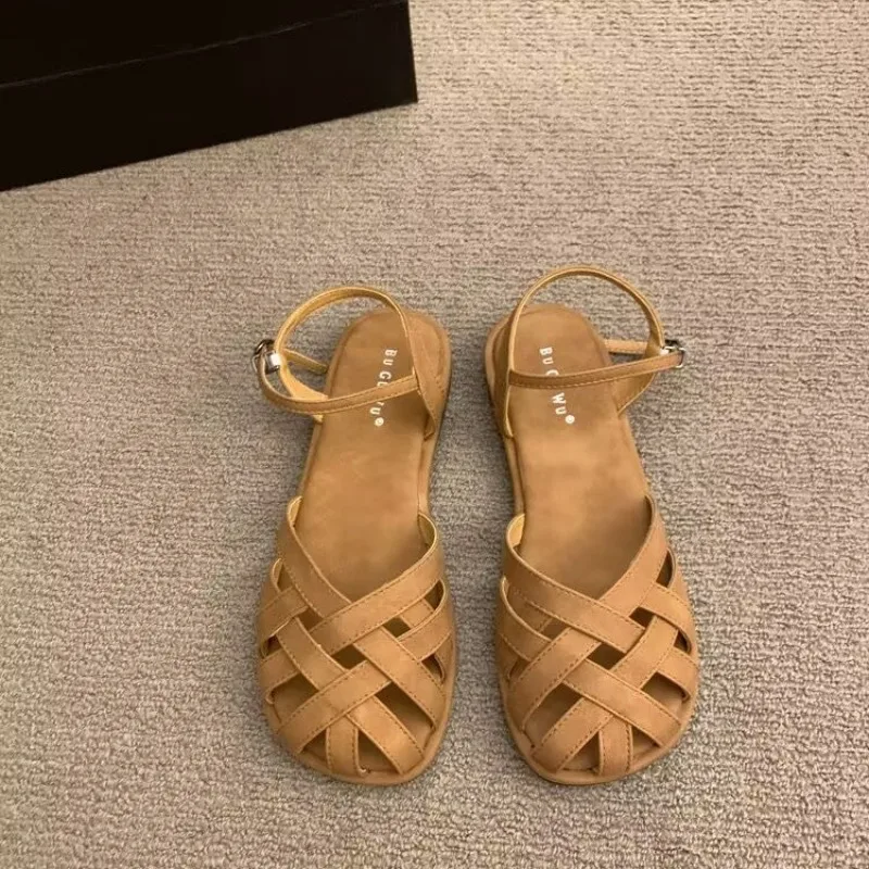 Сандалии Baotou в стиле ретро, летняя верхняя одежда, нежная коричневая сказочная туристическая праздничная римская обувь на плоской подошве
Сандалии Baotou в стиле ретро, летняя верхняя одежда, нежная коричневая сказочная туристическая праздничная римская обувь на плоской подошве