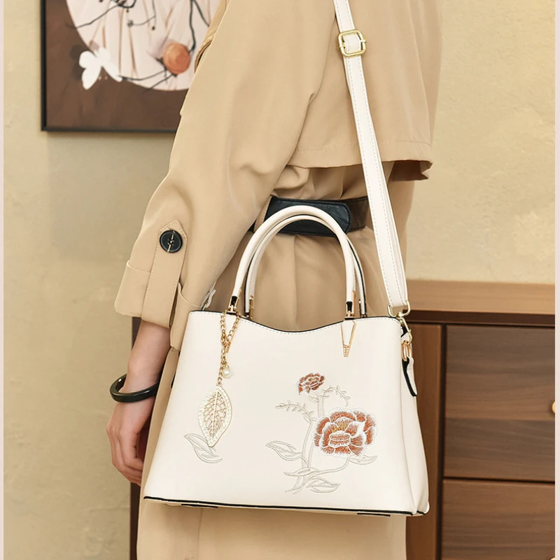 New High Quality Designer Embroidered Women Tote Bag Luxury Ladies Shoulder Crossbody Bags Fashion Female Messenger Hand Bag
New High Quality Designer Embroidered Women Tote Bag Luxury Ladies Shoulder Crossbody Bags Fashion Female Messenger Hand Bag