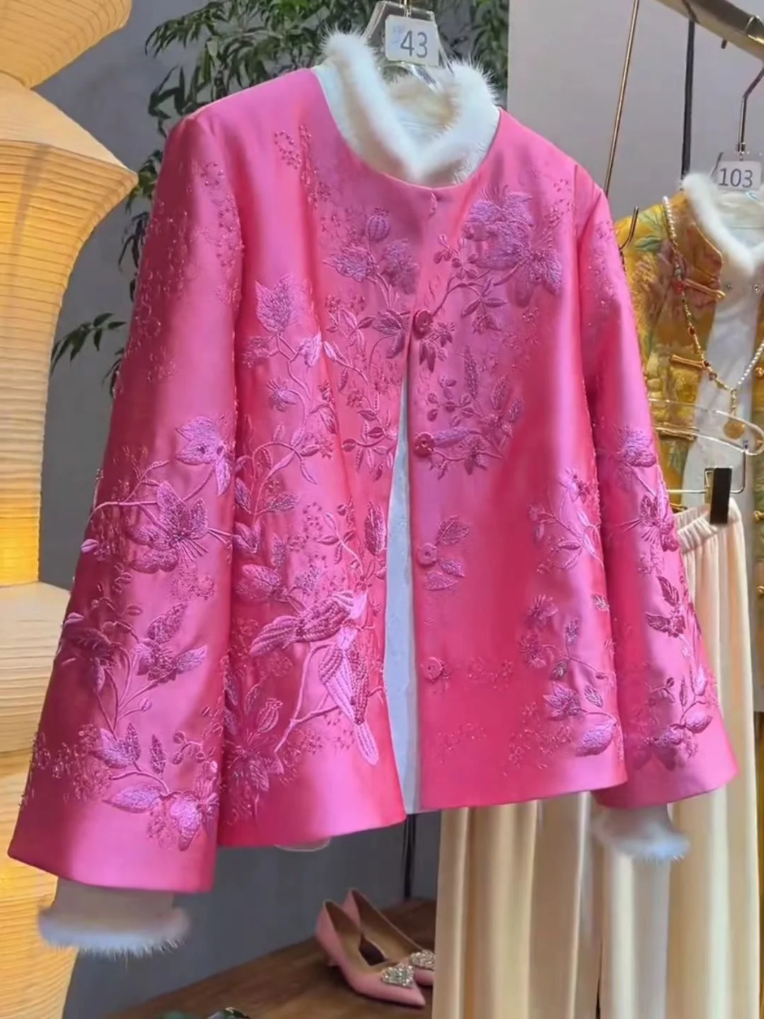 New Chinese Style Embroidered Jacket Elegant National Style Top Women's Loose Fit Short Outerwear Fashionable Traditional Clo...
New Chinese Style Embroidered Jacket Elegant National Style Top Women's Loose Fit Short Outerwear Fashionable Traditional Clo...