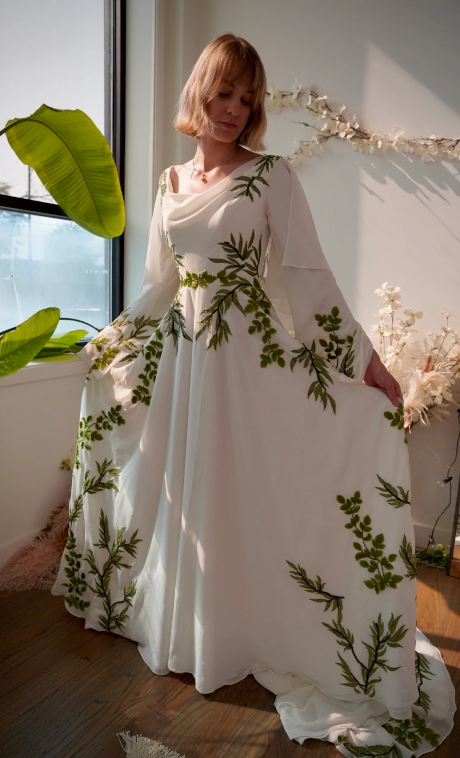Customized 2026 Elegant A Swing Green Leaf Embroidery Dress Unique Wedding Dress Green Dress Unique Nontraditional Bride Dress
Customized 2026 Elegant A Swing Green Leaf Embroidery Dress Unique Wedding Dress Green Dress Unique Nontraditional Bride Dress