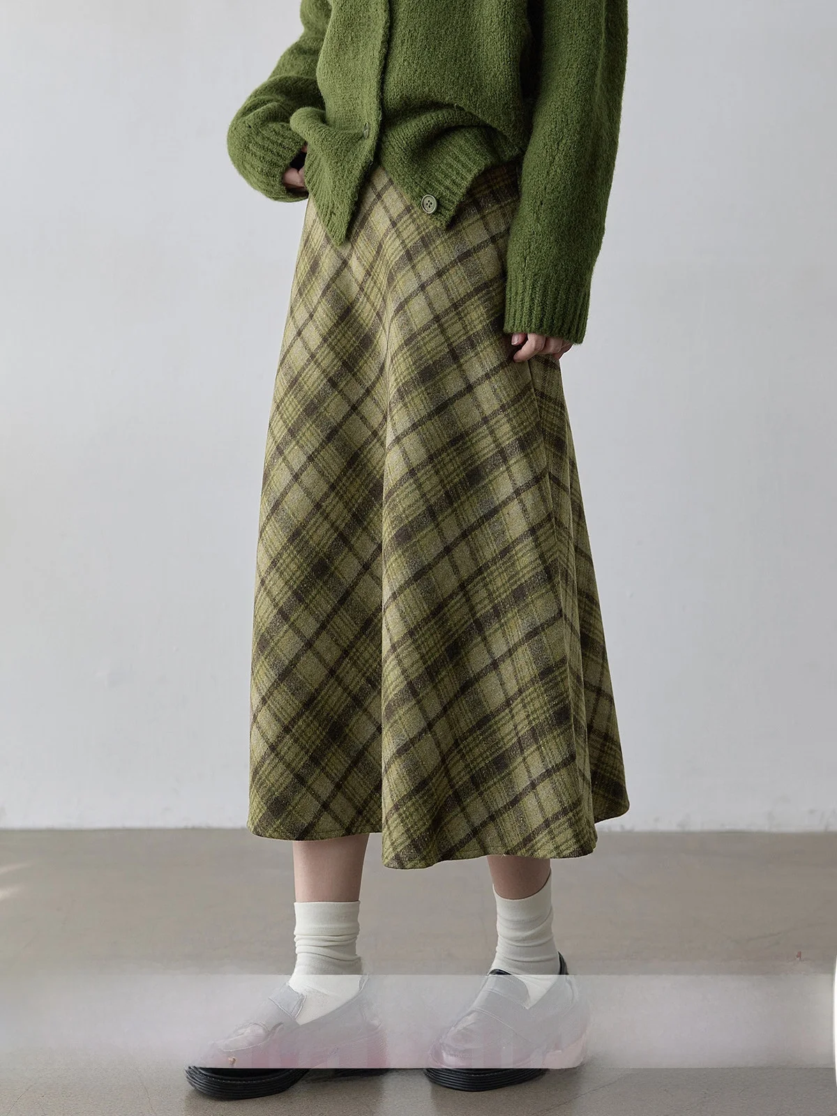 HuiXi Green Plaid Woolen High Waist A-Line Skirt Women's Spring 2026 New Vintage Elegant Commuter Korean Style Half-length Skirt
HuiXi Green Plaid Woolen High Waist A-Line Skirt Women's Spring 2026 New Vintage Elegant Commuter Korean Style Half-length Skirt