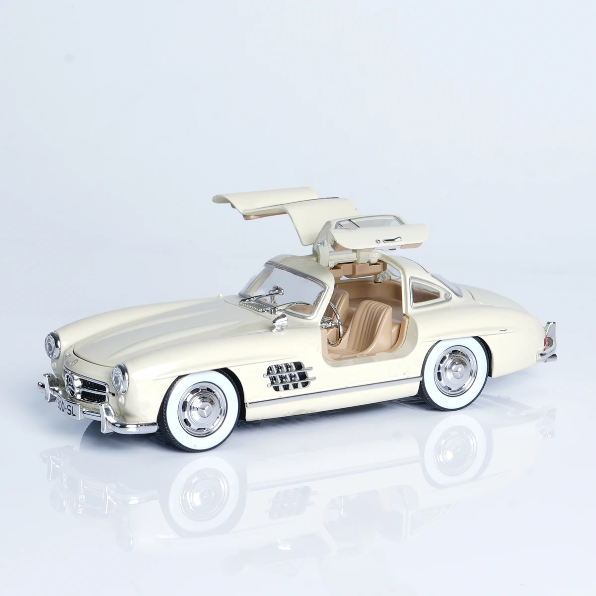 Alloy car toy car with lights and sound effects, car ornament for boys, home decoration, holiday gift.
Alloy car toy car with lights and sound effects, car ornament for boys, home decoration, holiday gift.