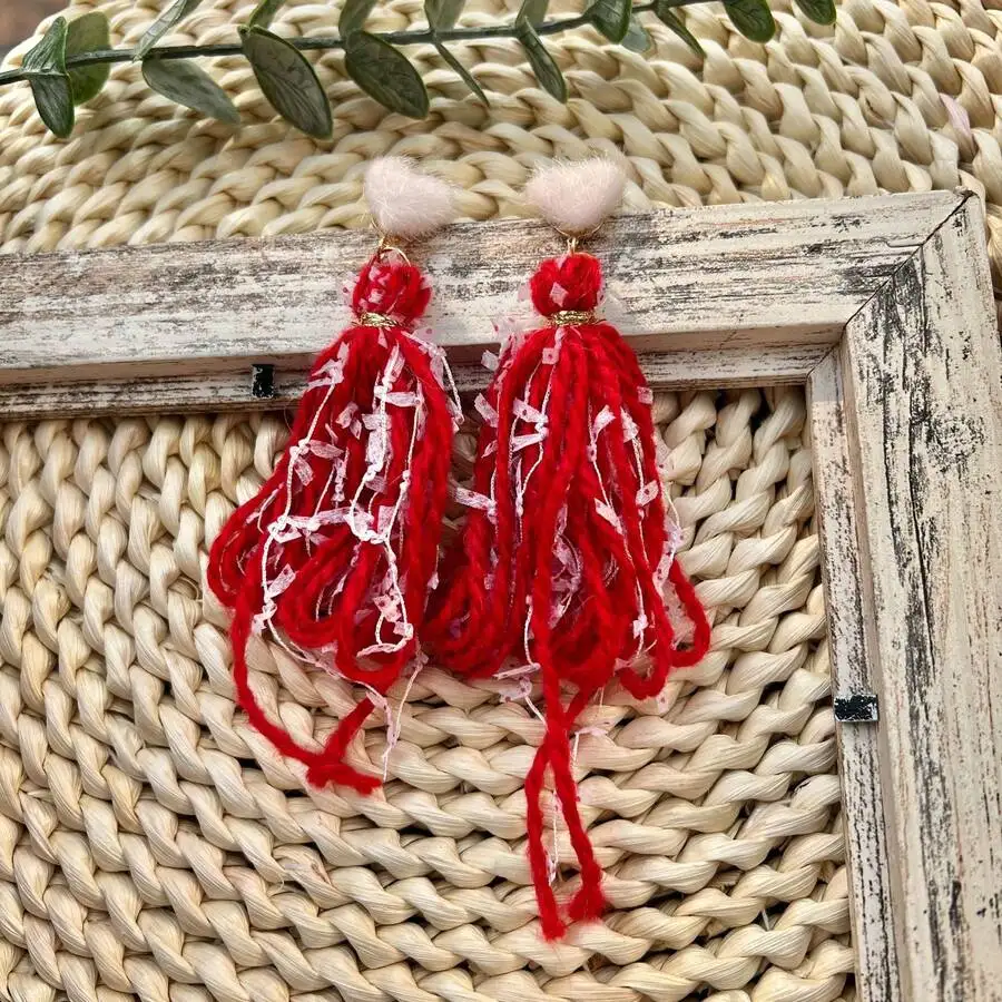 Fluffy White Heart Clip-On Earrings With Red And White Yarn Tassels For Festive Occasions
Fluffy White Heart Clip-On Earrings With Red And White Yarn Tassels For Festive Occasions