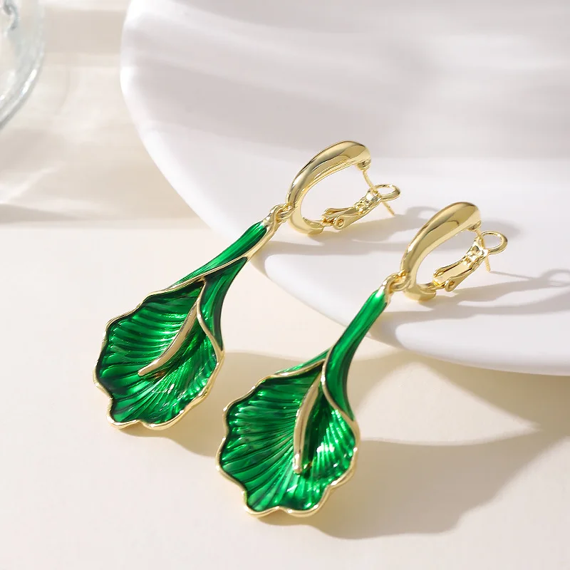 Fashionable and exaggerated enamel drop glaze ginkgo leaf earrings, elegant and high-end earrings, holiday style accessories
Fashionable and exaggerated enamel drop glaze ginkgo leaf earrings, elegant and high-end earrings, holiday style accessories