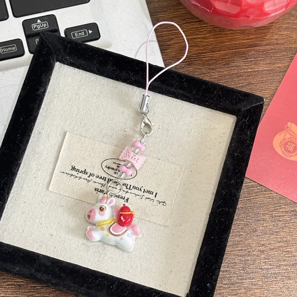 Креативный подвесной кулон в виде лошади, талисман удачи, украшение для сумки, новогодние аксессуары
Креативный подвесной кулон в виде лошади, талисман удачи, украшение для сумки, новогодние аксессуары