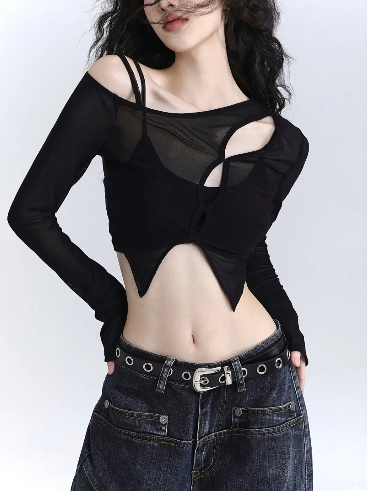 Hot girl y2k long sleeve T-shirt female irregular cautionary machine cut-out tight suspender top two-piece set
Hot girl y2k long sleeve T-shirt female irregular cautionary machine cut-out tight suspender top two-piece set