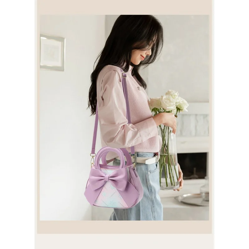 Просторная женская ночная сумка из прочной кожи для коротких поездок в элегантном стиле
Просторная женская ночная сумка из прочной кожи для коротких поездок в элегантном стиле