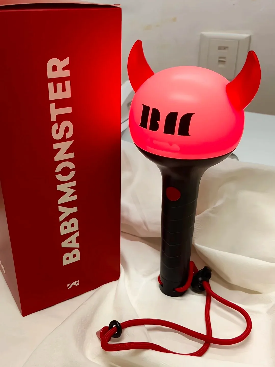 For Baby Monster Fans Official Light Stick Concert Cheering Handheld Glow Stick With Lanyard For Concert Live Event In Stock
For Baby Monster Fans Official Light Stick Concert Cheering Handheld Glow Stick With Lanyard For Concert Live Event In Stock