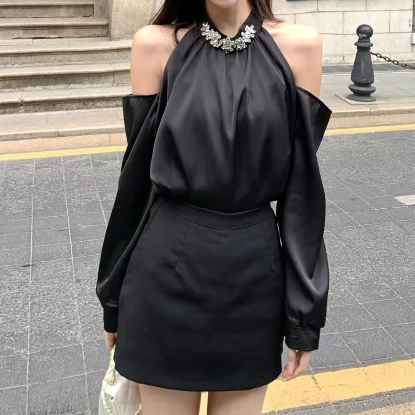 Spring 2025 Sexy Off The Shoulder Satin Shirt For Women Halter Neck Women Top Korean Fashion Loose Long Sleeve Pullovers Blouse
Spring 2025 Sexy Off The Shoulder Satin Shirt For Women Halter Neck Women Top Korean Fashion Loose Long Sleeve Pullovers Blouse