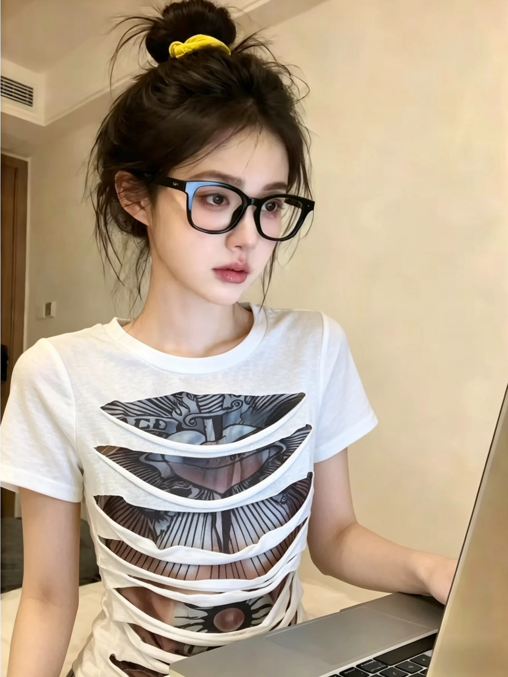 Unique Summer Women's Short Sleeve T-Shirt Korean Style Printed Hole Design Self-Keeping Fashionable Spicy Girl Unique Top
Unique Summer Women's Short Sleeve T-Shirt Korean Style Printed Hole Design Self-Keeping Fashionable Spicy Girl Unique Top