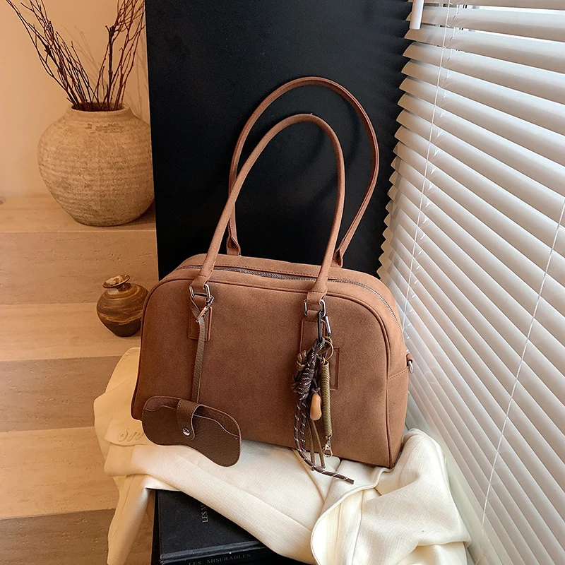 Big Size Women Bowling Bags Suede Pure Color Large Capacity Shoulder Crossbody Bag With Long Strap 2024 Luxury Designer Handbags
Big Size Women Bowling Bags Suede Pure Color Large Capacity Shoulder Crossbody Bag With Long Strap 2024 Luxury Designer Handbags