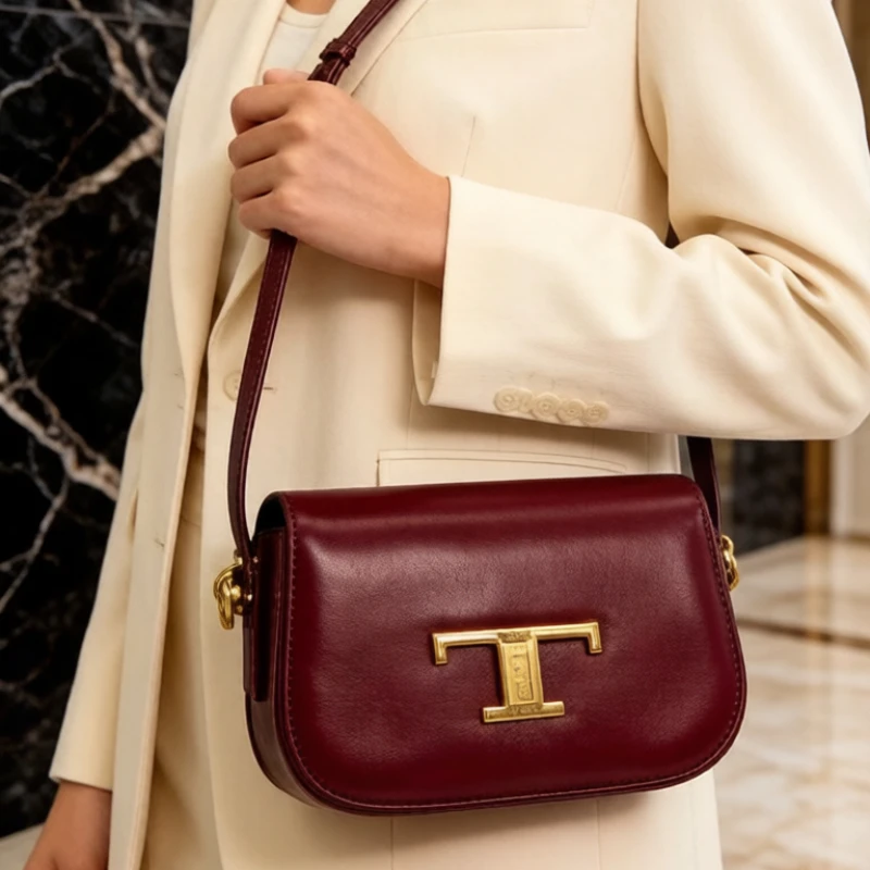 Trendy Letter Logo Diaper Bag Elegant Leather Crossbody Handbag Solid Color Casual Tote For Shopping Party Ladies' Favorite
Trendy Letter Logo Diaper Bag Elegant Leather Crossbody Handbag Solid Color Casual Tote For Shopping Party Ladies' Favorite