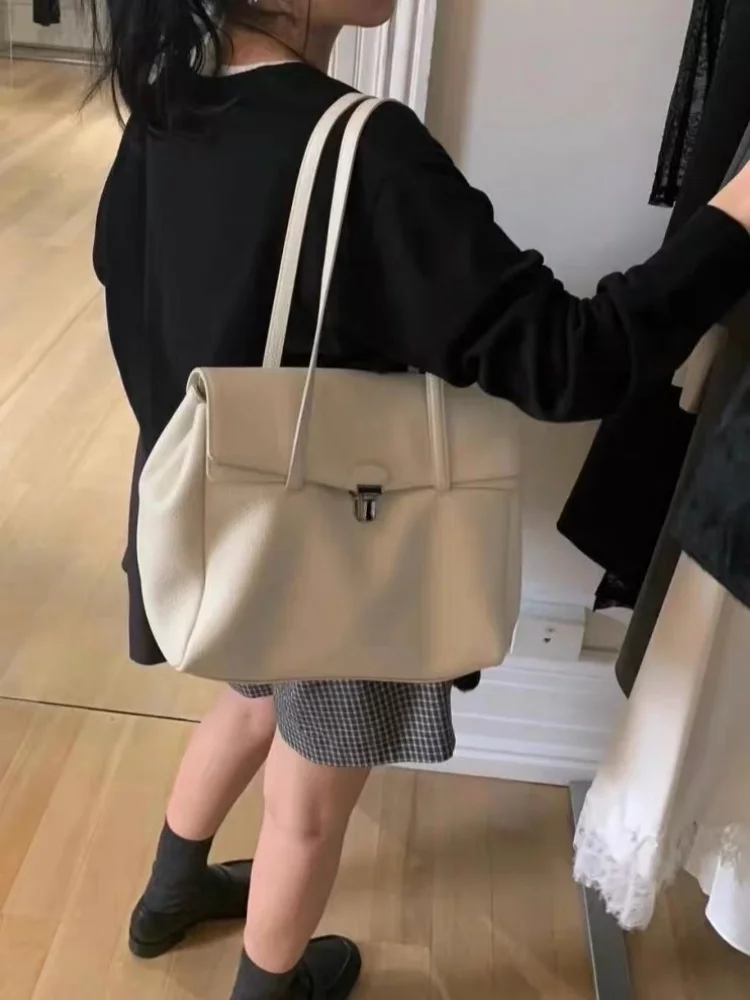 Stylish Spring/Summer Commuter Shoulder Bag: Versatile Tote Bag for Women Soft Durable
Stylish Spring/Summer Commuter Shoulder Bag: Versatile Tote Bag for Women Soft Durable