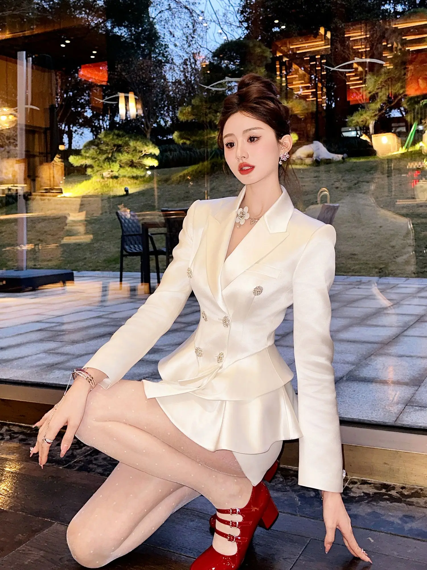 Женский деловой костюм Ele White Moonlight Faion: роскошный приталенный жакет с двойным слоем и оборками от Yuxiao Xiao, полиэстер
Женский деловой костюм Ele White Moonlight Faion: роскошный приталенный жакет с двойным слоем и оборками от Yuxiao Xiao, полиэстер