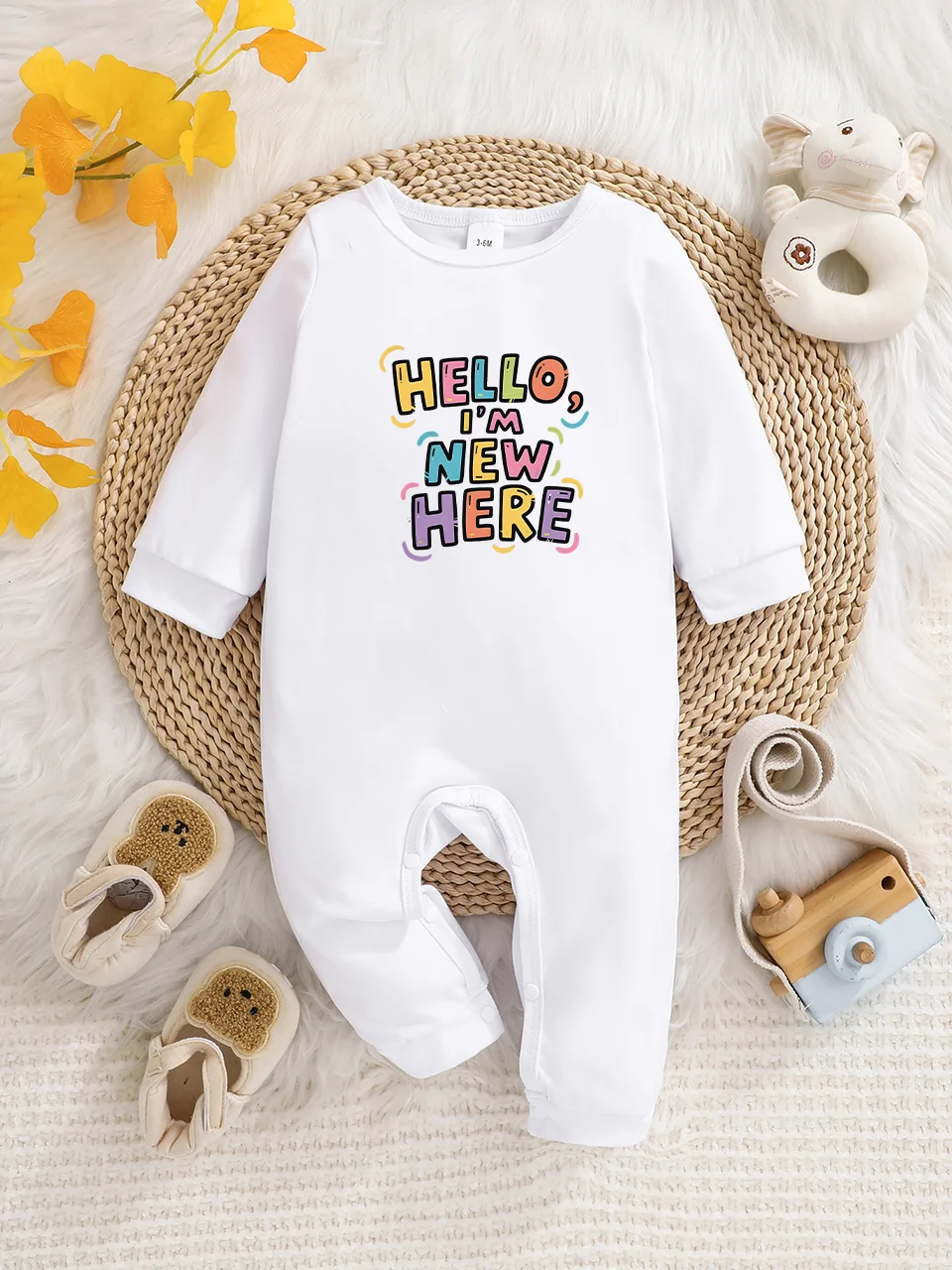 A baby long-sleeved onesie with interesting letter prints. It features a buttoned design for easy putting on and taking off, and
A baby long-sleeved onesie with interesting letter prints. It features a buttoned design for easy putting on and taking off, and