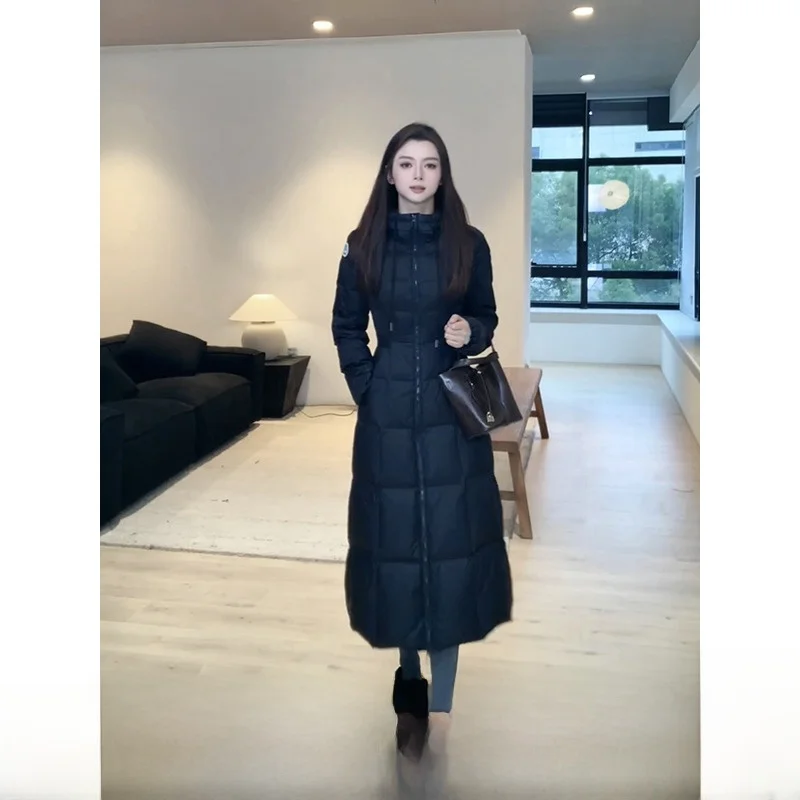 Cojiaojiao 90, белое женское длинное пальто Du Down Jaet, простой дизайн, утягивающее пальто, теплое зимнее базовое пальто из нейлонового материала
Cojiaojiao 90, белое женское длинное пальто Du Down Jaet, простой дизайн, утягивающее пальто, теплое зимнее базовое пальто из нейлонового материала