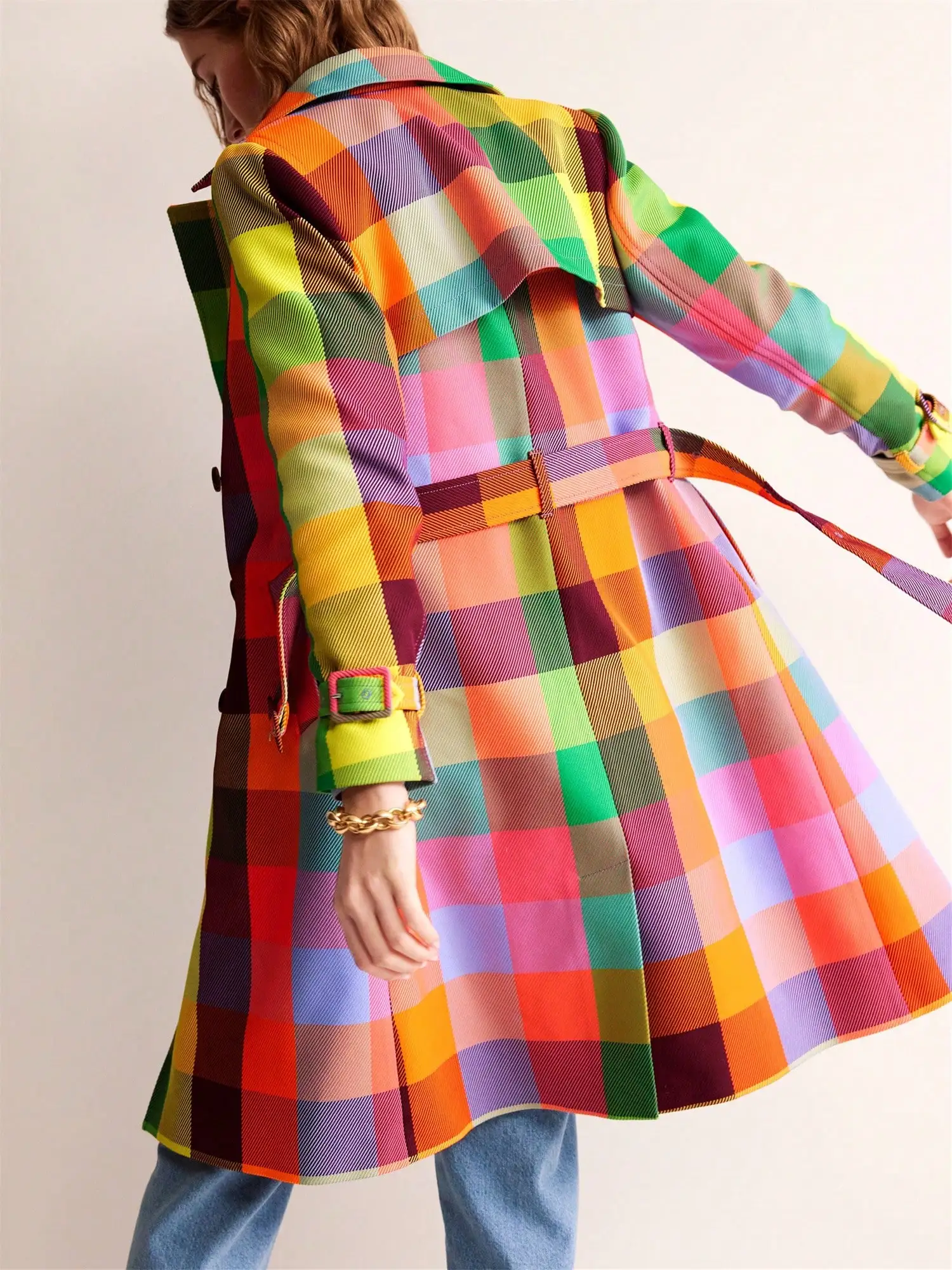 Двубортный плащ в радужную клетку для женщин, осенне-зимний повседневный свободный крой с поясом и карманами
Двубортный плащ в радужную клетку для женщин, осенне-зимний повседневный свободный крой с поясом и карманами