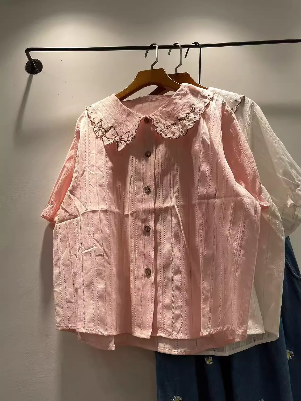 2025 Mori kei clothing peter pan collar white pink solid shirts and blouses Forest girl summer cotton sweet short sleeve tops
2025 Mori kei clothing peter pan collar white pink solid shirts and blouses Forest girl summer cotton sweet short sleeve tops