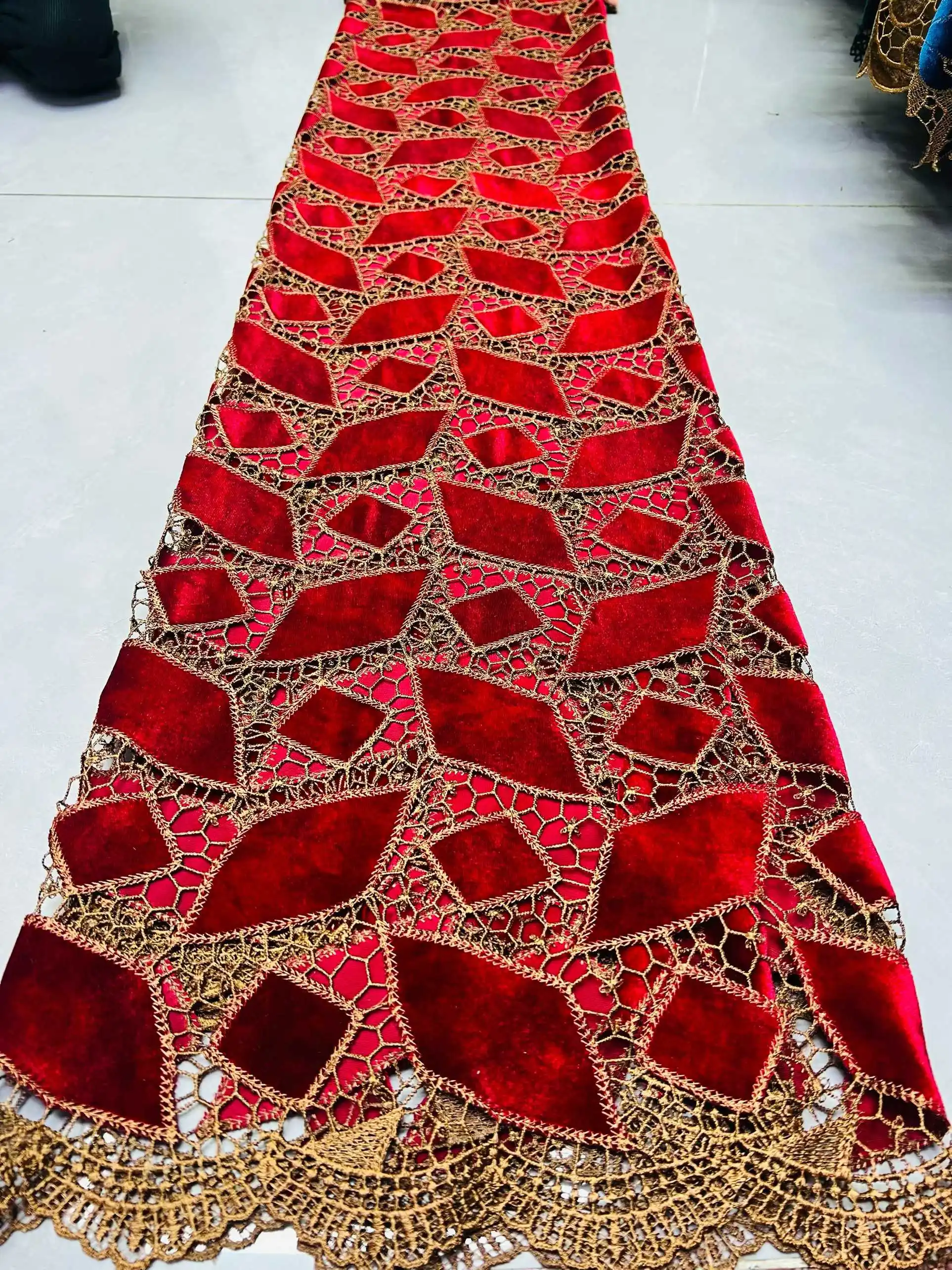 Красная нигерийская бархатная кружевная ткань высокого качества, 5 ярдов, африканская кружевная ткань с блестками, нигерийское кружево для шитья свадебного платья для женщин
Красная нигерийская бархатная кружевная ткань высокого качества, 5 ярдов, африканская кружевная ткань с блестками, нигерийское кружево для шитья свадебного платья для женщин