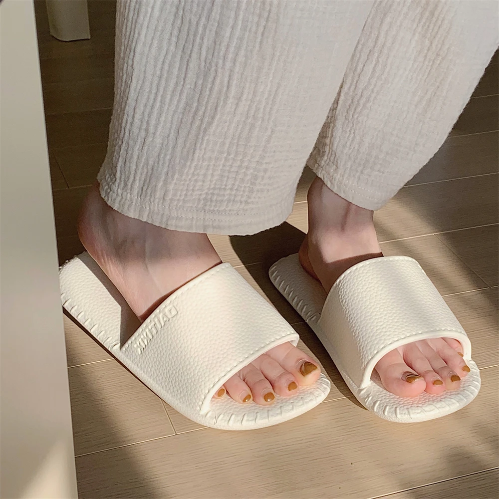 Summer Slippers Simple Men's And Women's One-piece Cool Slippers Non Slip High-end Solid Color Leather Home Cool Slippers
Summer Slippers Simple Men's And Women's One-piece Cool Slippers Non Slip High-end Solid Color Leather Home Cool Slippers
