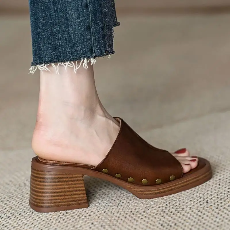 Summer2025 Fashion Thick-soled,Versatile,Thick-heeled,Anti-slip Outerwear Flip-flops,French Rivet High-heeled Women's Flip-flops
Summer2025 Fashion Thick-soled,Versatile,Thick-heeled,Anti-slip Outerwear Flip-flops,French Rivet High-heeled Women's Flip-flops