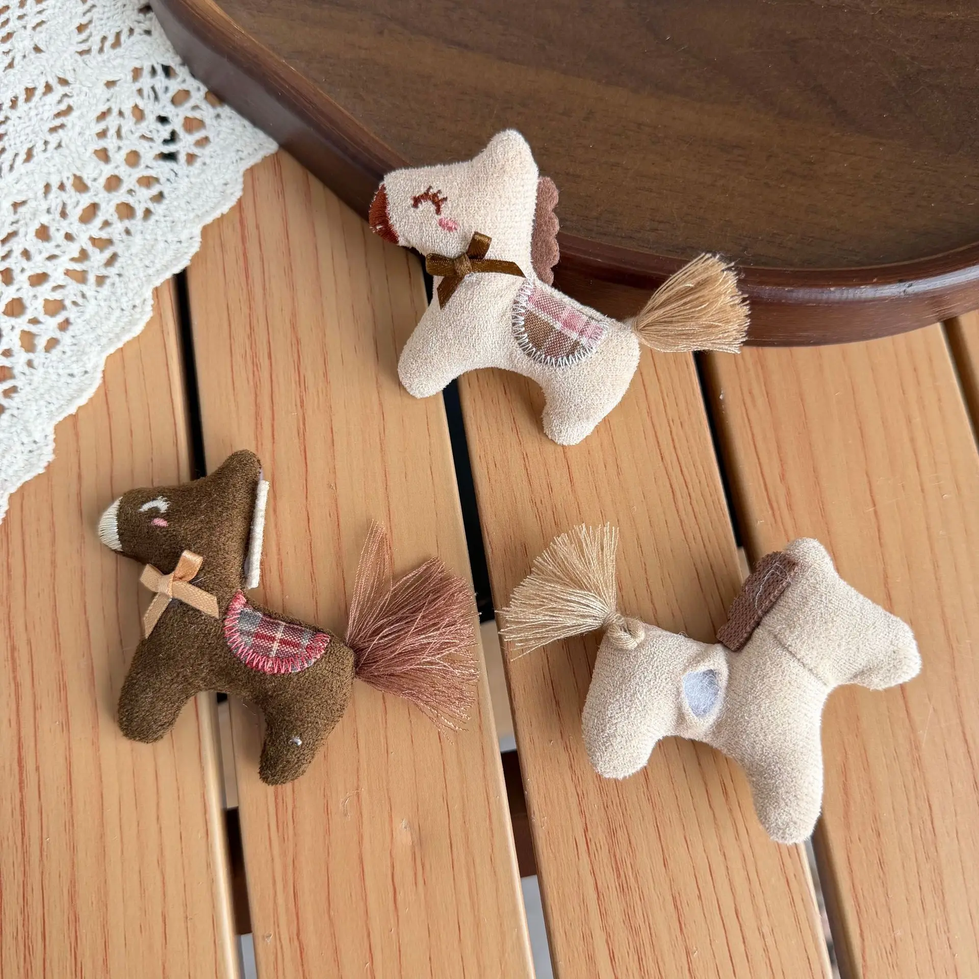 Handmade Fabric Stuffed Pony Brooch Bag Charm Japanese Fresh Forest Style DIY for Clothing Hat Backpack Decoration High Quality
Handmade Fabric Stuffed Pony Brooch Bag Charm Japanese Fresh Forest Style DIY for Clothing Hat Backpack Decoration High Quality