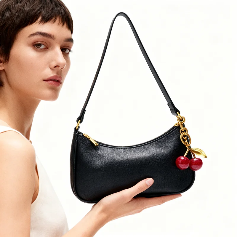 Новая сумка с подвеской в виде вишни, стильная простая сумка на плечо, высококачественная черная сумка из искусственной кожи под мышками, повседневный кошелек на молнии, брендовая женская сумка
Новая сумка с подвеской в виде вишни, стильная простая сумка на плечо, высококачественная черная сумка из искусственной кожи под мышками, повседневный кошелек на молнии, брендовая женская сумка