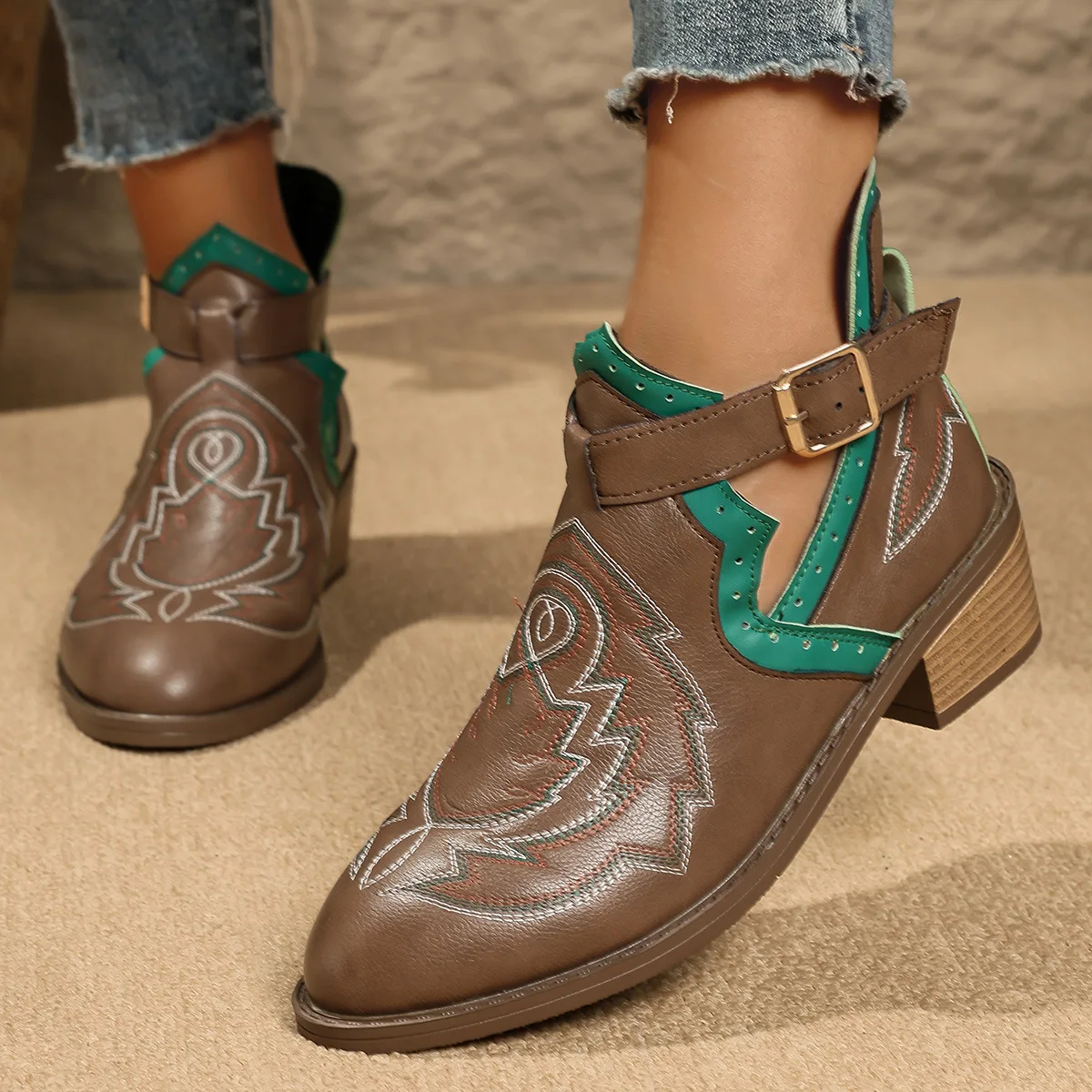 Women's large-sized autumn belt-buckle, retro pointed-toe, thick-heeled embroidered ethnic style boots
Women's large-sized autumn belt-buckle, retro pointed-toe, thick-heeled embroidered ethnic style boots