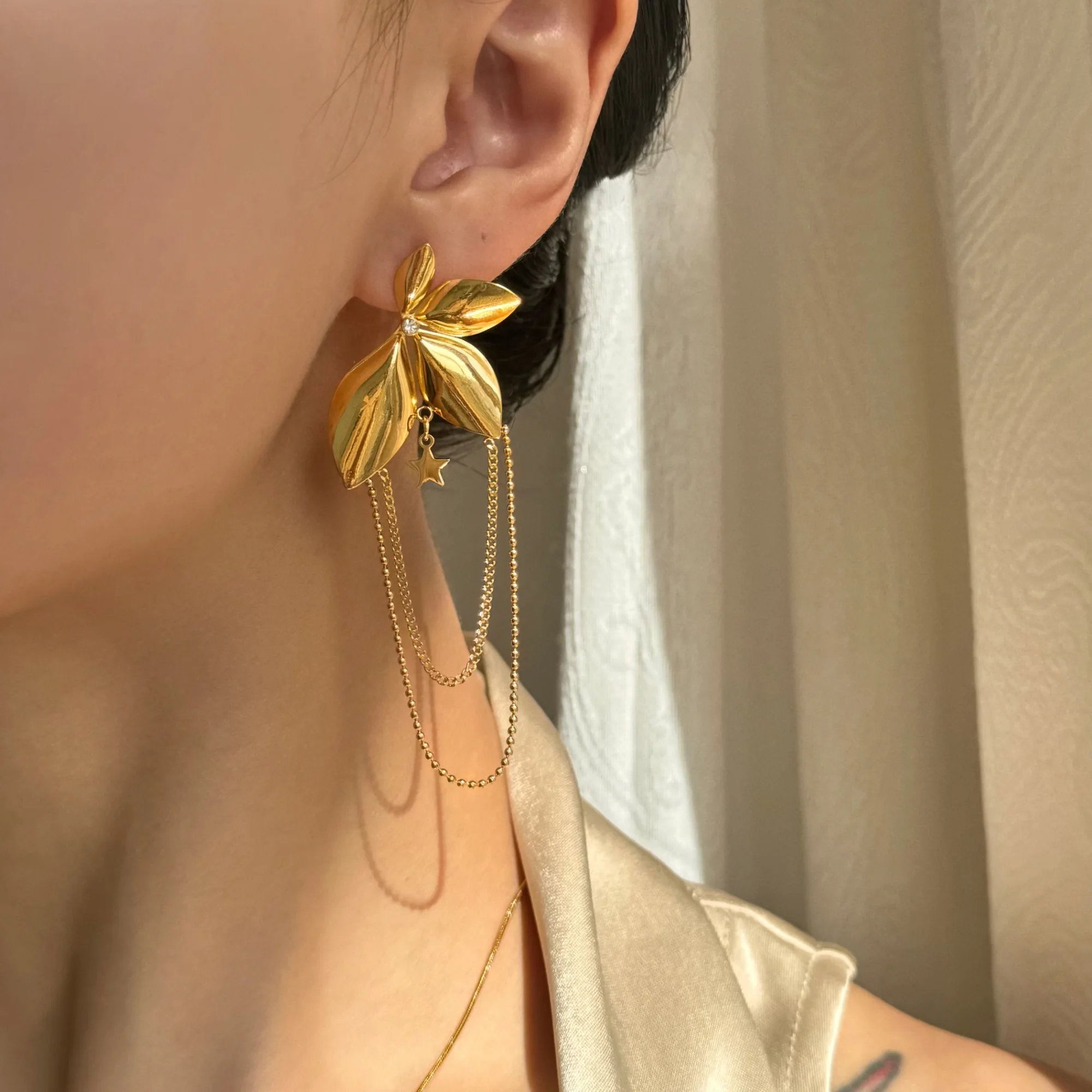 DASEIN New 18k Gold Plated Vintage Bohemia Chain Design Leaf Zircon Earrings Hypoallergenic Stainless Steel Romantic Jewelry
DASEIN New 18k Gold Plated Vintage Bohemia Chain Design Leaf Zircon Earrings Hypoallergenic Stainless Steel Romantic Jewelry