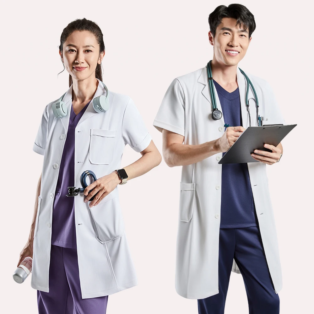 Высококачественный белый лабораторный халат из мягкой и прочной ткани для женщин и мужчин, рабочая одежда для врачей больниц, униформа стоматолога, халат для аптеки, длина до середины бедра
Высококачественный белый лабораторный халат из мягкой и прочной ткани для женщин и мужчин, рабочая одежда для врачей больниц, униформа стоматолога, халат для аптеки, длина до середины бедра