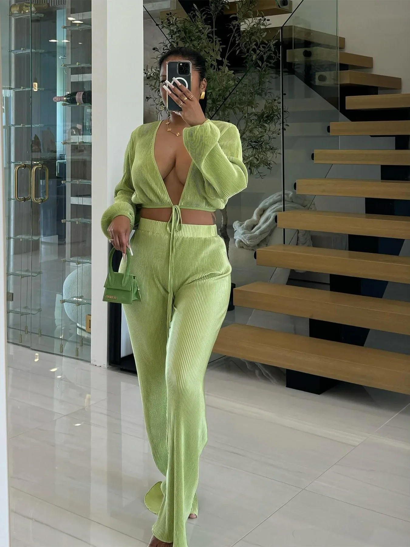 Women‘s’ Spring and Autumn New Fashion Casual Sexy Pleated Cloth Two-piece Long-sleeved V-neck Lace-up Short Top+Wide-leg Pants
Women‘s’ Spring and Autumn New Fashion Casual Sexy Pleated Cloth Two-piece Long-sleeved V-neck Lace-up Short Top+Wide-leg Pants