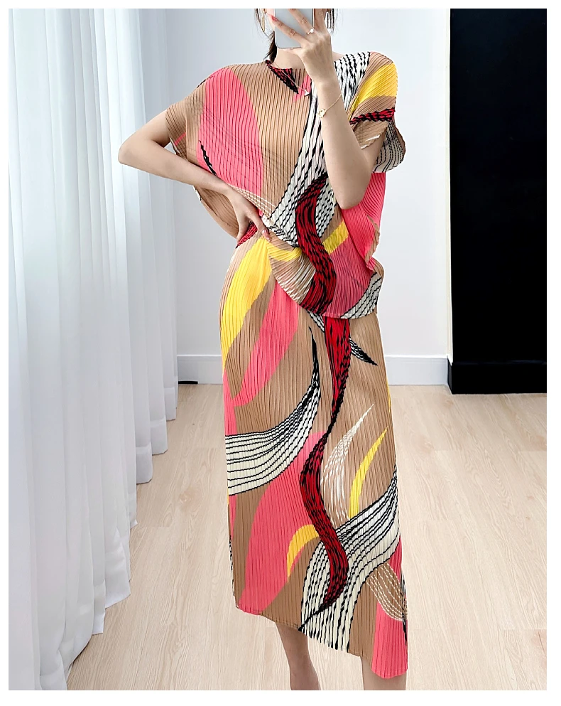HOT SELLING Miyake short sleeve o-neck loose T-shirt + Straight skirt chain print suit IN STOCK
HOT SELLING Miyake short sleeve o-neck loose T-shirt + Straight skirt chain print suit IN STOCK