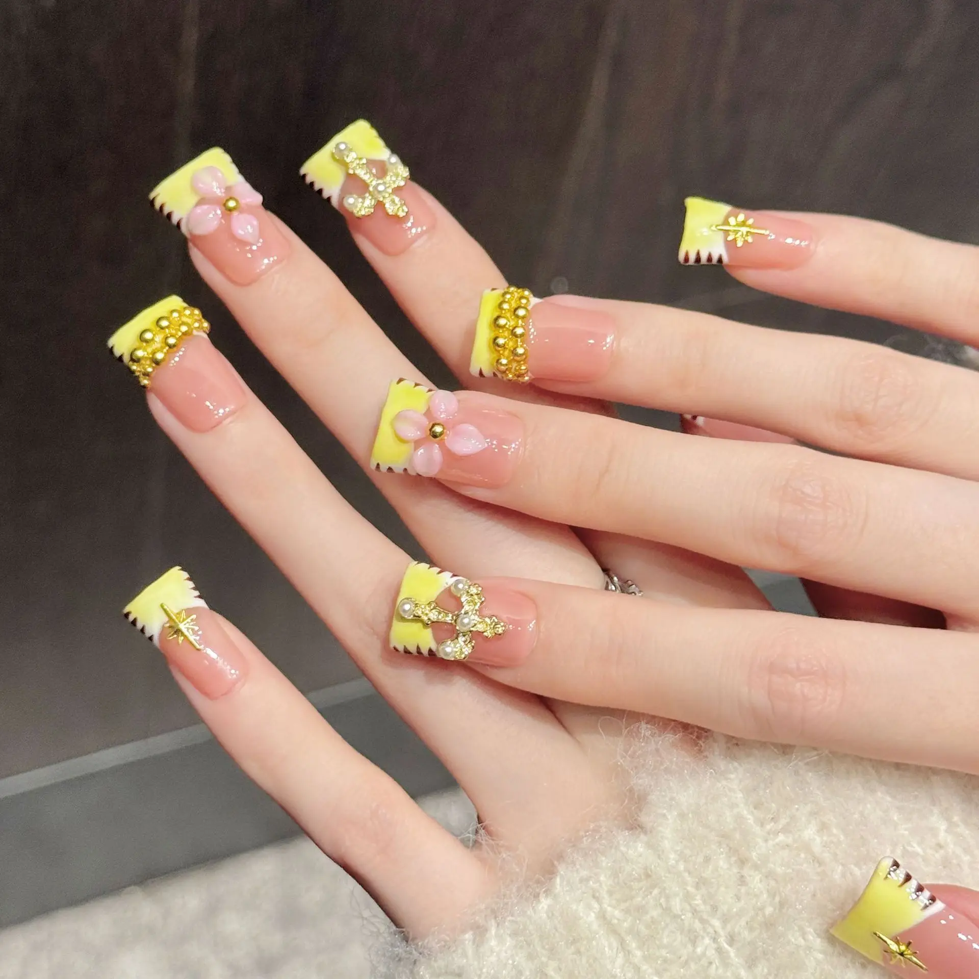 10 PCS Luxury Handmade Press on Nails Short Duckbill type Golden beads Flower Design with 3-PIECE Tool Adhesive Nail Glue Tabs
10 PCS Luxury Handmade Press on Nails Short Duckbill type Golden beads Flower Design with 3-PIECE Tool Adhesive Nail Glue Tabs