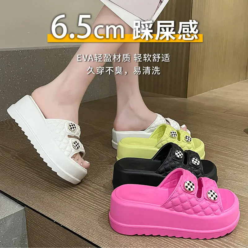 Дизайнерские летние женские тапочки. Новая мода. Женские сандалии на танкетке на толстой подошве. Сандалии на высоком каблуке. Туфли с открытым носком. 
Дизайнерские летние женские тапочки. Новая мода. Женские сандалии на танкетке на толстой подошве. Сандалии на высоком каблуке. Туфли с открытым носком.