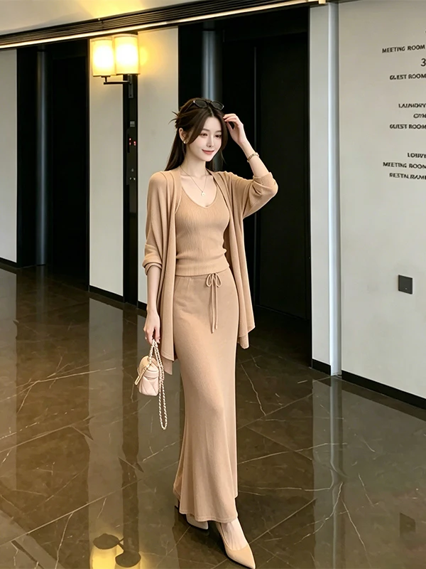 Fashionable Casual Soft Mellow Knitted Three-Piece Set Women's Spring Summer V-Neck Open Cardigan Drawstring Skirt Ensemble
Fashionable Casual Soft Mellow Knitted Three-Piece Set Women's Spring Summer V-Neck Open Cardigan Drawstring Skirt Ensemble