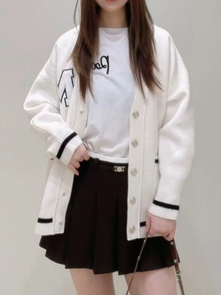 Fall/Winter Women Letter V-Neck Contrast Long Sleeve Solid Single-breasted Knit Cardigan Pocket Loose Casual Fashon Sweater
Fall/Winter Women Letter V-Neck Contrast Long Sleeve Solid Single-breasted Knit Cardigan Pocket Loose Casual Fashon Sweater