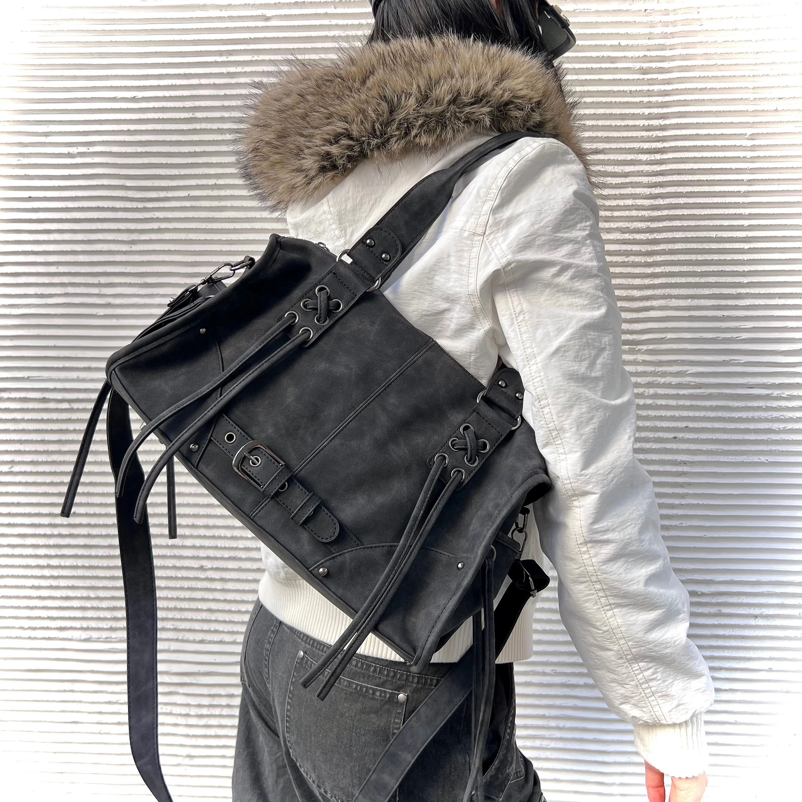 Retro Large Capacity Black Spicy Girl Versatile Handheld Tote Bag Commute Trendy Minimalist Crossbody Single Shoulder Bag
Retro Large Capacity Black Spicy Girl Versatile Handheld Tote Bag Commute Trendy Minimalist Crossbody Single Shoulder Bag