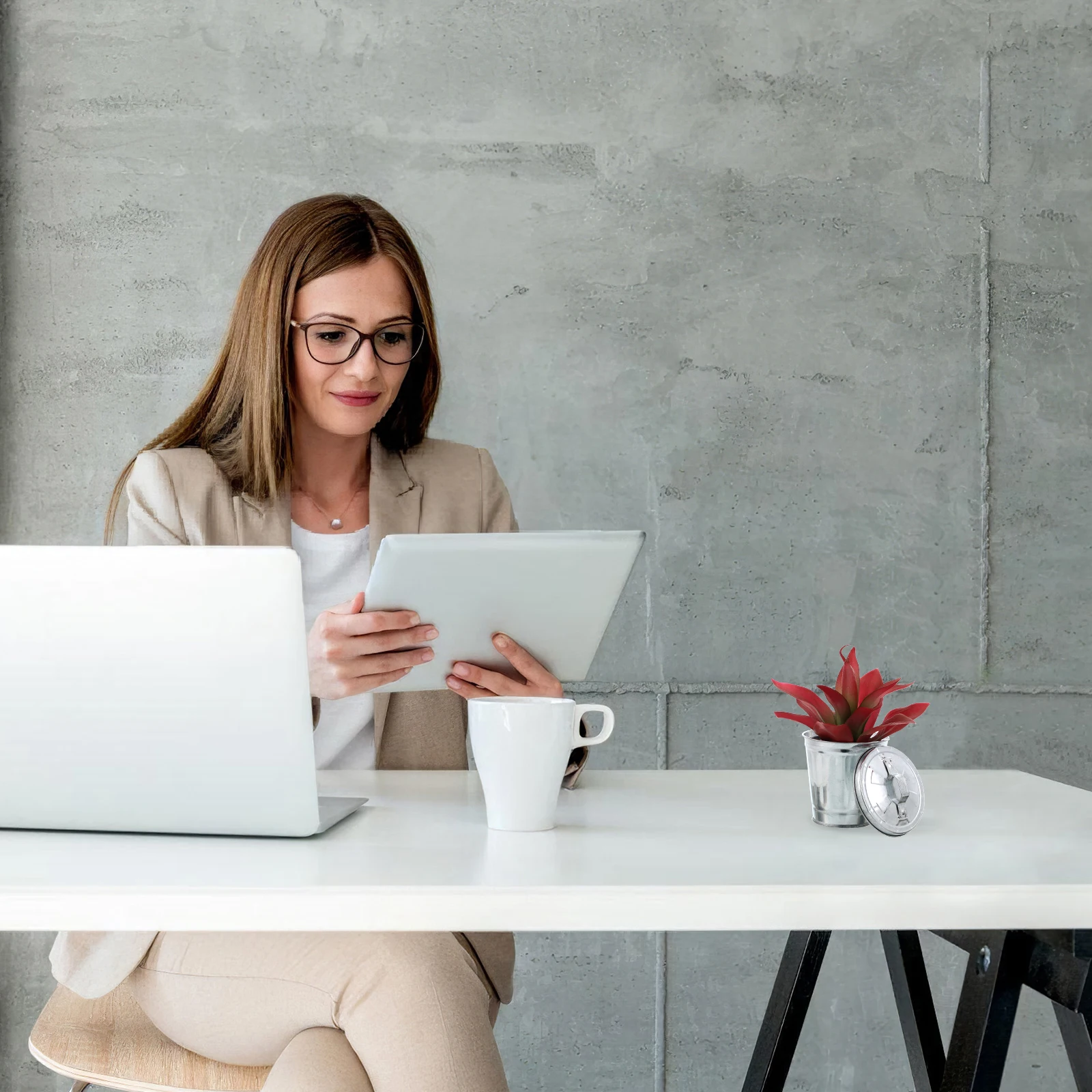 1Pcs Desktop Storage Jar Mini Garbage Bin Compact Trash Can Holder for Car Home Office Countertop Use Desktop Waste Containers
1Pcs Desktop Storage Jar Mini Garbage Bin Compact Trash Can Holder for Car Home Office Countertop Use Desktop Waste Containers