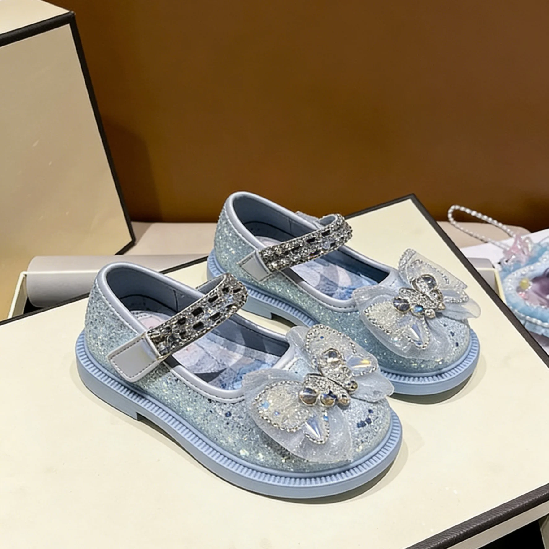 Детская повседневная обувь, туфли из искусственной кожи с кристаллами, весенние туфли Эльза для девочек, с мягкой подошвой, на липучке, синие, розовые, размеры 23-34.
Детская повседневная обувь, туфли из искусственной кожи с кристаллами, весенние туфли Эльза для девочек, с мягкой подошвой, на липучке, синие, розовые, размеры 23-34.