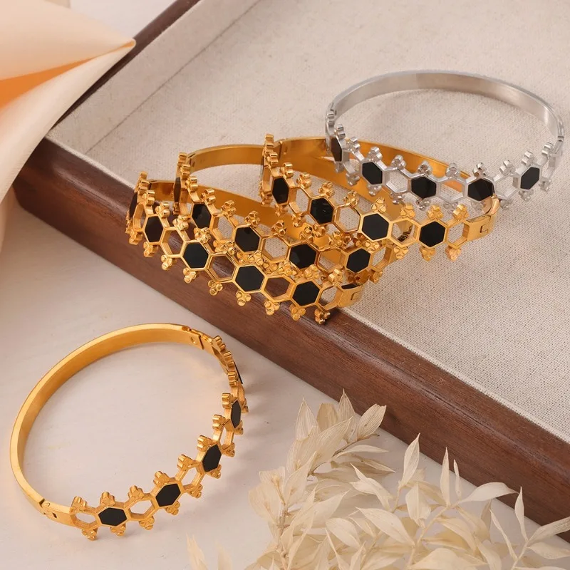 MARKA Minimalist Style Honeycomb Design Titanium Steel Bracelet for Women Fashionable and Versatile Jewelry Accessories
MARKA Minimalist Style Honeycomb Design Titanium Steel Bracelet for Women Fashionable and Versatile Jewelry Accessories