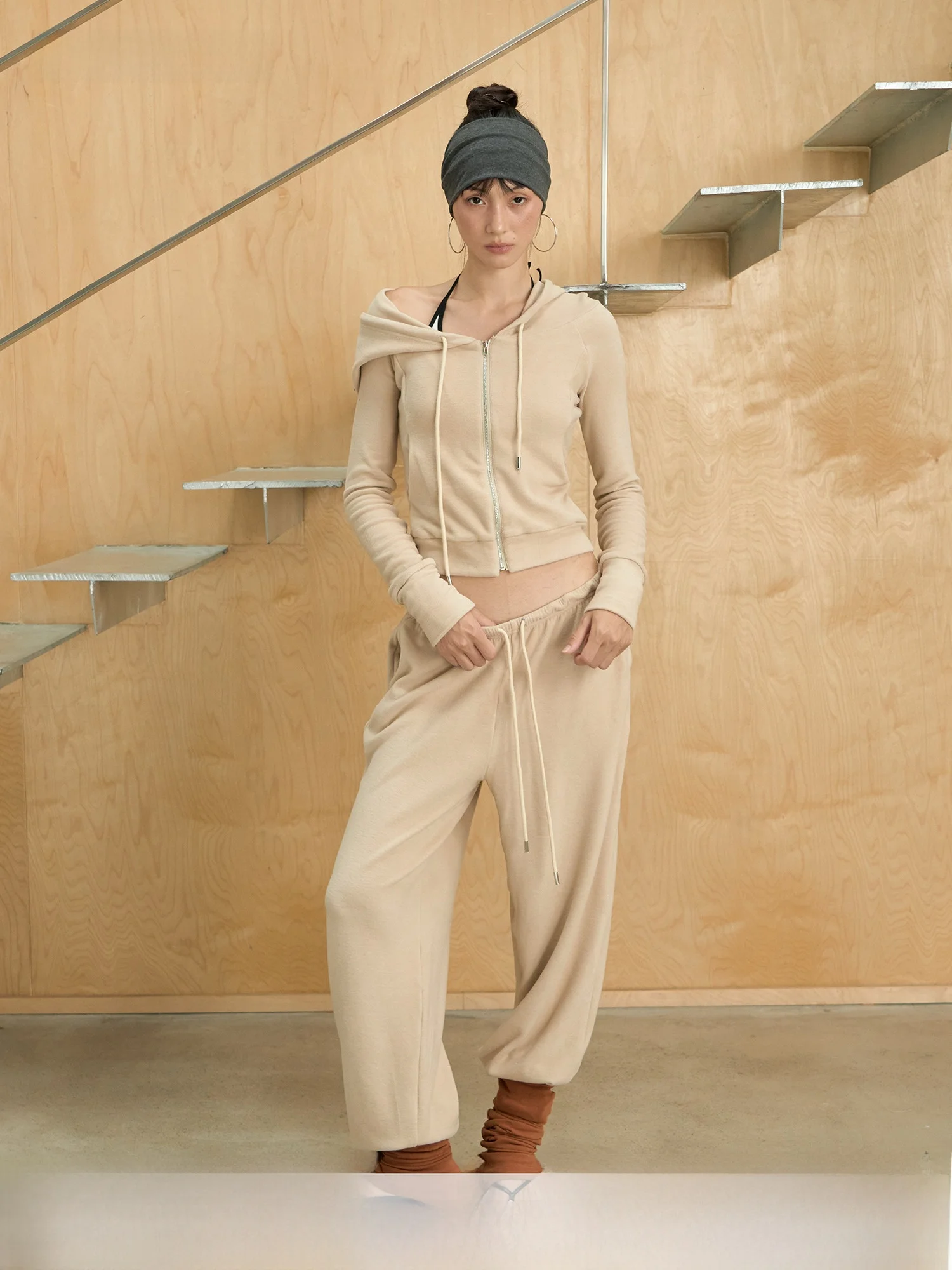 Винтажный свободный свитшот и брюки Curri And Vintage на одно плечо, бархатный комплект, женский ансамбль Faion, длинная свевая молния, чистый цвет, A...
Винтажный свободный свитшот и брюки Curri And Vintage на одно плечо, бархатный комплект, женский ансамбль Faion, длинная свевая молния, чистый цвет, A...