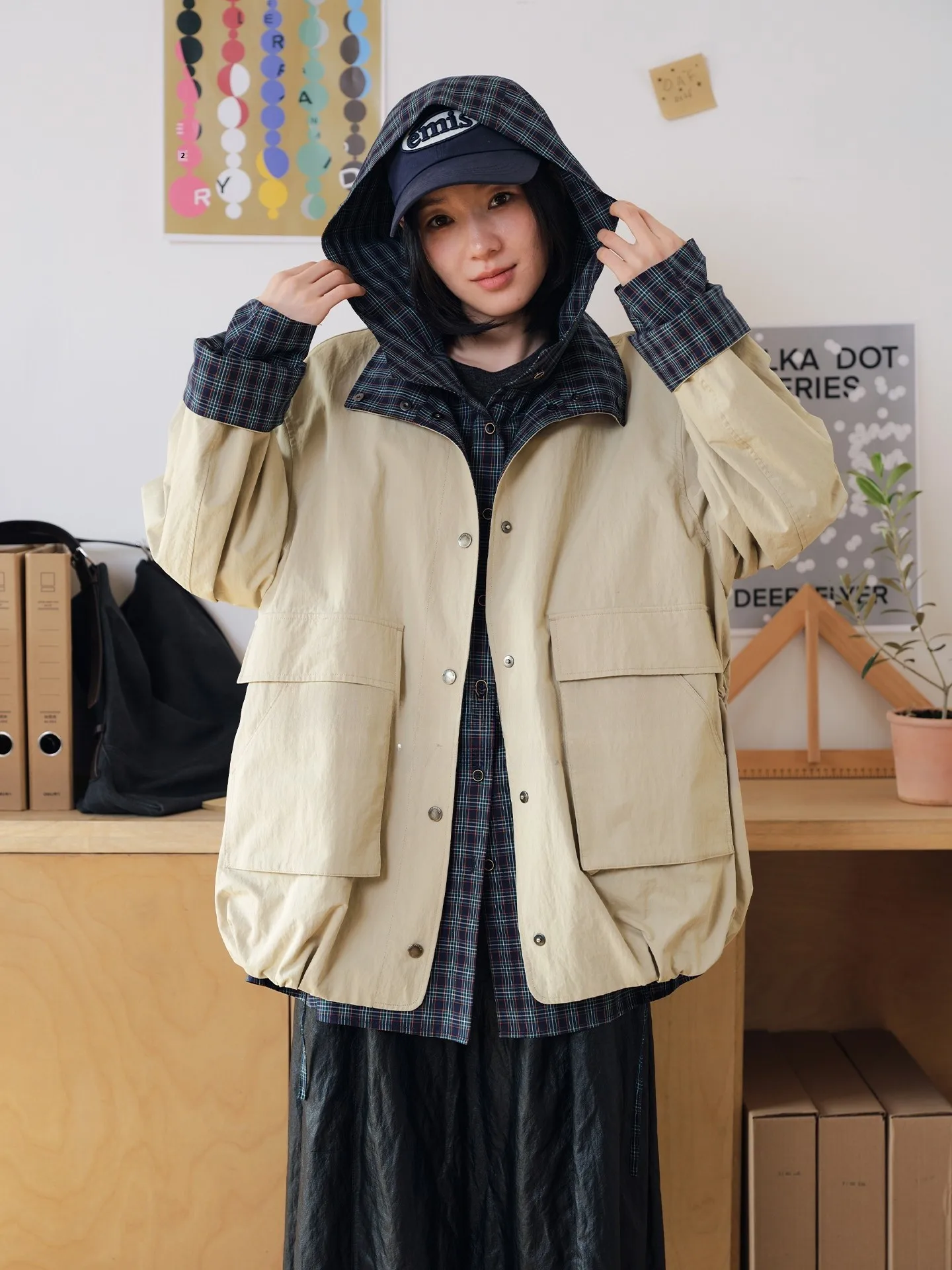 Barn Style Patchwork Plaid Neutral Workwear Jacket Berlin Park Flower Bud Shape Women's Spring Cotton Nylon Long Sleeve Coat
Barn Style Patchwork Plaid Neutral Workwear Jacket Berlin Park Flower Bud Shape Women's Spring Cotton Nylon Long Sleeve Coat