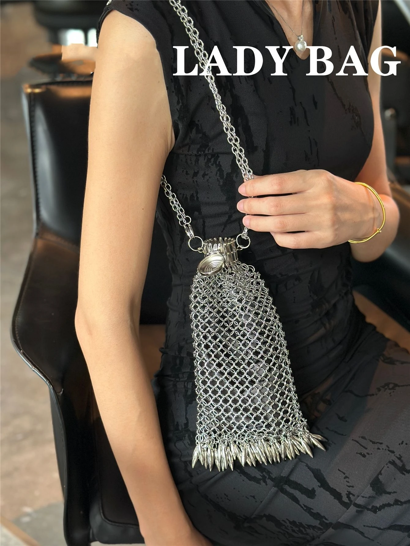 Niche Women's Metal Tassel Pendant Phone Bag Adult Punk Woven Lock Sequin Bag Ladies Retro Sparkling Square Crossbody Bag
Niche Women's Metal Tassel Pendant Phone Bag Adult Punk Woven Lock Sequin Bag Ladies Retro Sparkling Square Crossbody Bag